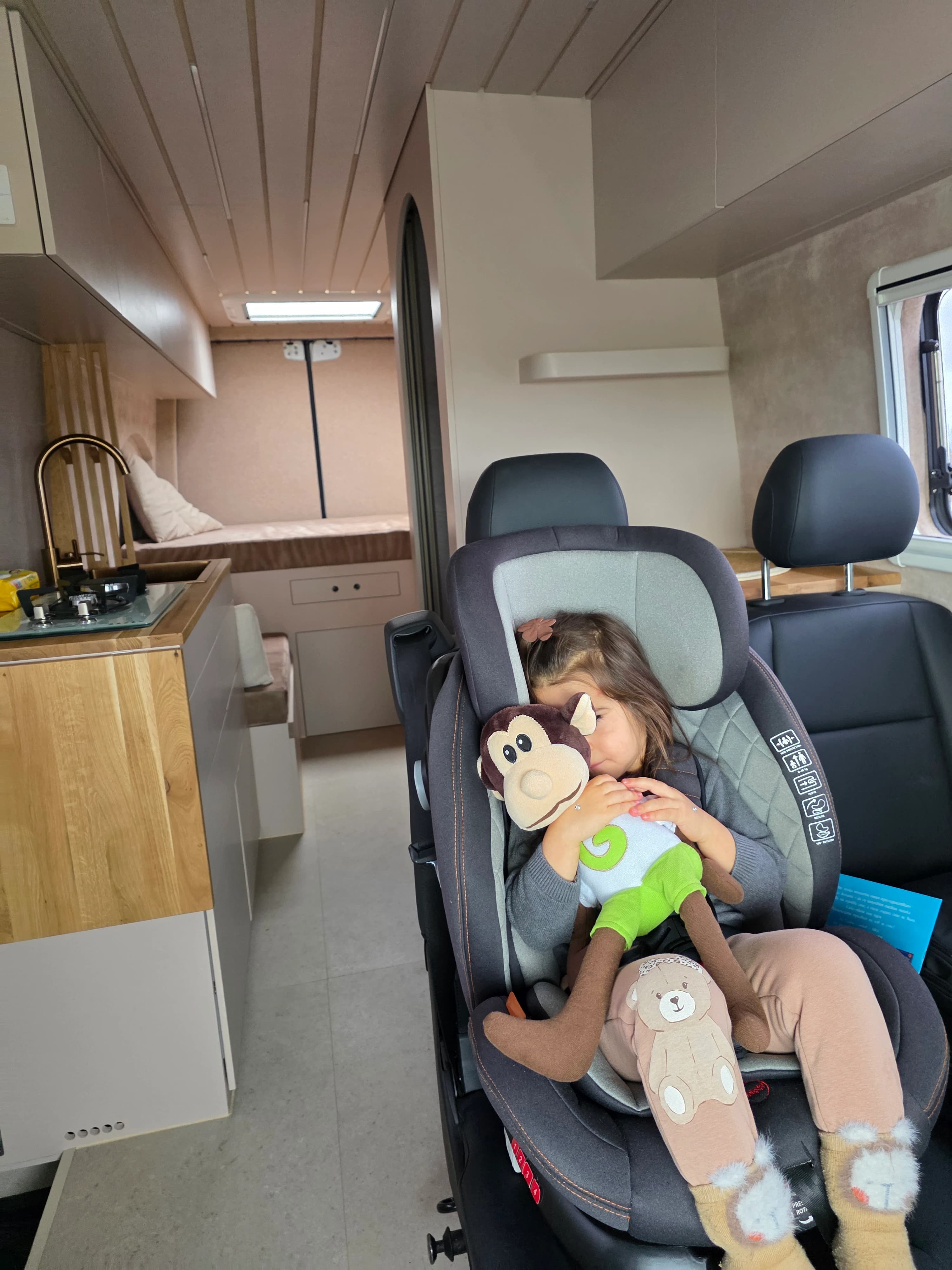 Кая в детското столче в кемпера